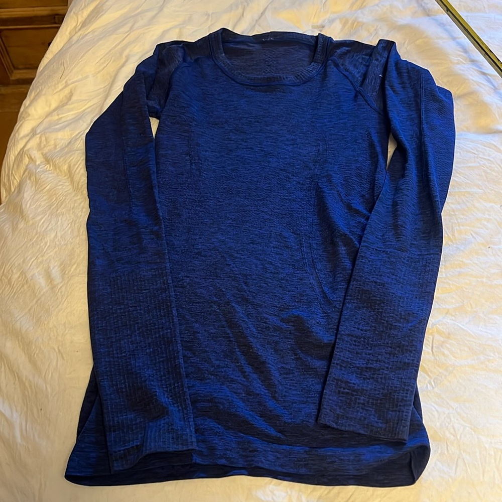 Lululemon swiftly long sleeve tee, size 4, excellent used condition. Navy blue